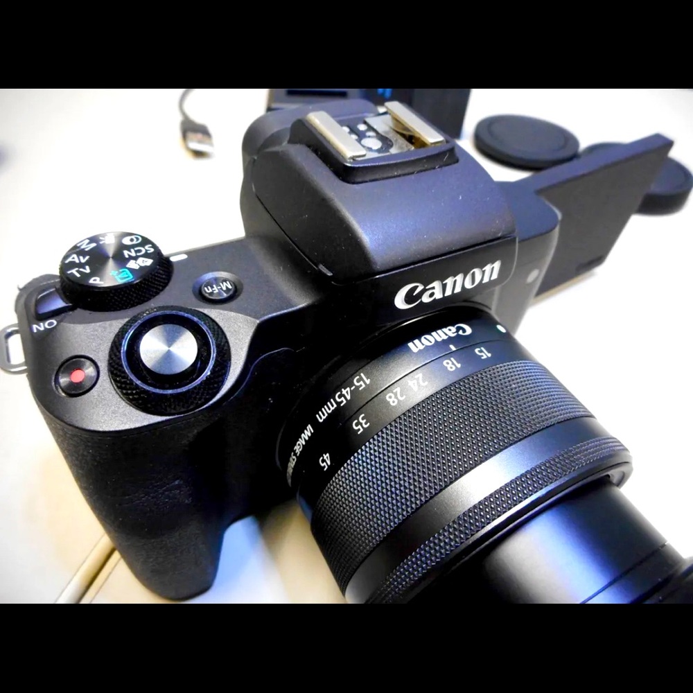 CANON M50